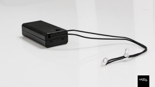 Diody przewlekane połączone przewodem z pojemnikiem na baterie typu 2 x AA Diody przewlekane połączone przewodem z pojemnikiem na baterie typu 2 x AA